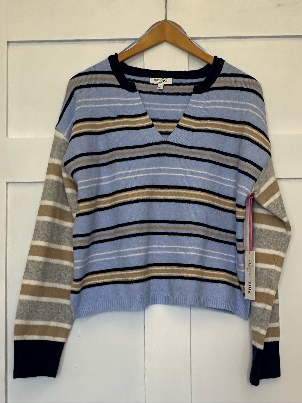 Freshman Striped V-Neck Sweater in Light Blue, Tan, Gray and Navy Women’s Sz M